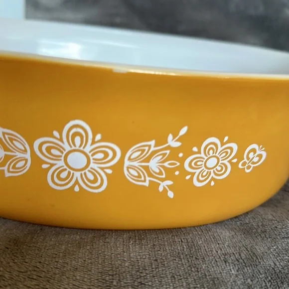 VTG | BUTTERFLY Gold PYREX 045 2.5 qt covered casserole - Picture 4 of 8